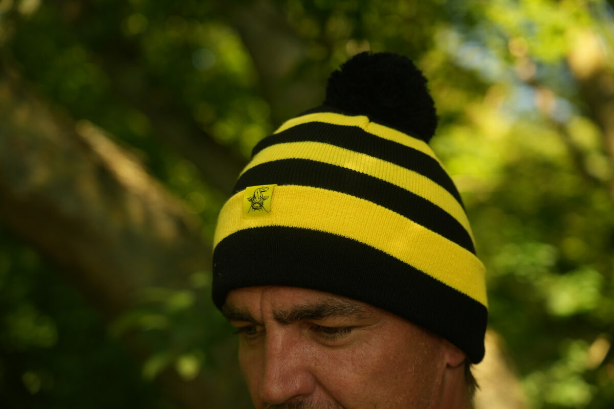 black cat bobble hat