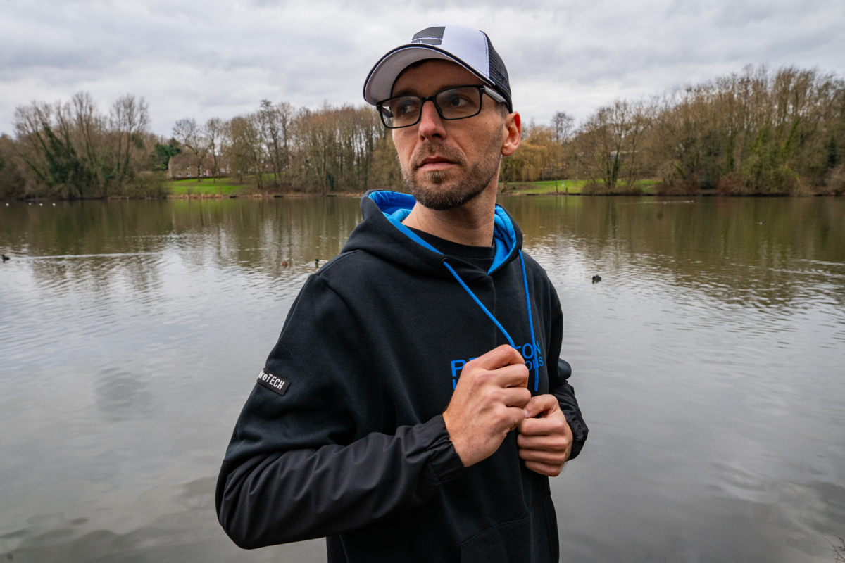 hydrotech pullover hoodie   small